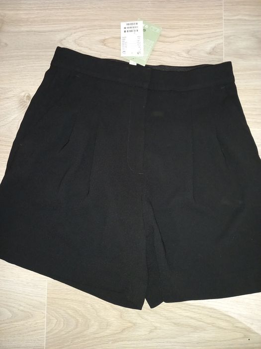 Pantaloni scurti, eleganti cu talie inalta, H&M, noi