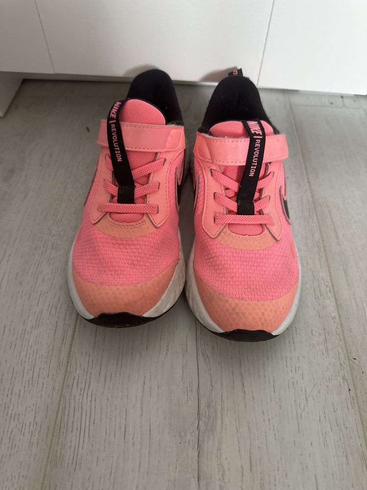 Nike revolution маратонки
