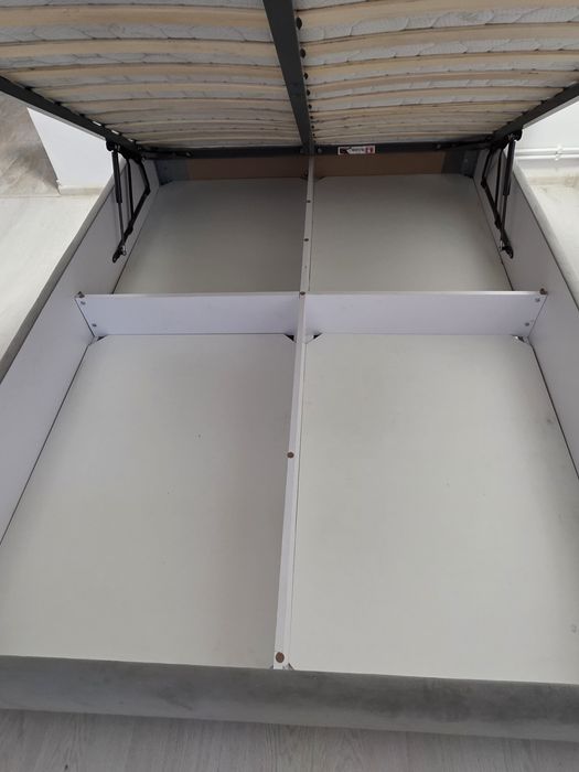 Vând pat tapițat 140/200, cu somiera rabatabila și ladă depozitare