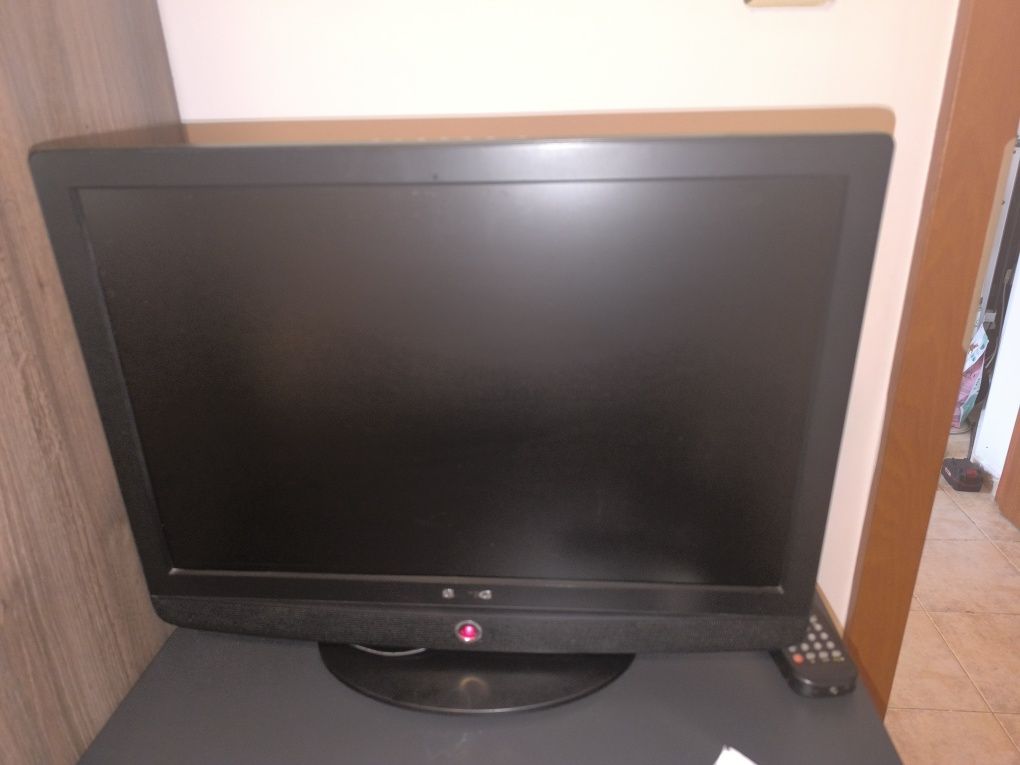 Телевизор с DVD 22"