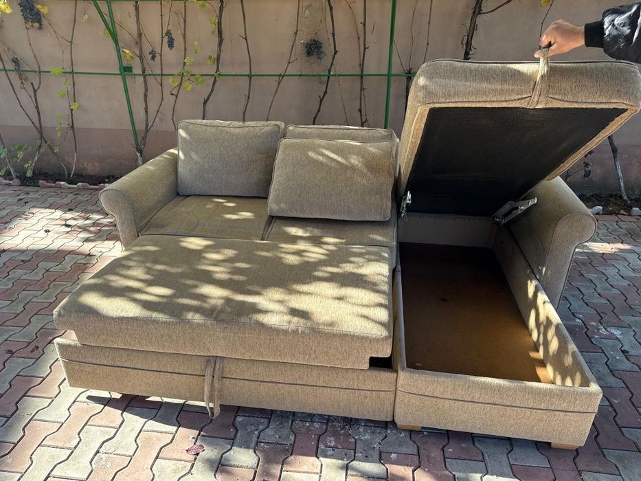 Canapea bej cu picior .Trei perne