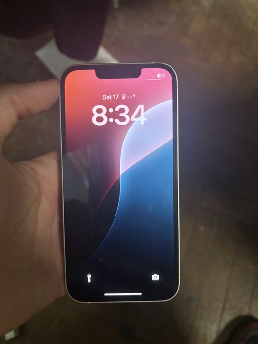 iPhone 13 сменен е задния капак.