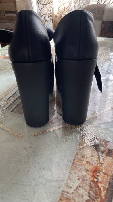 Vand pantofi toc gros