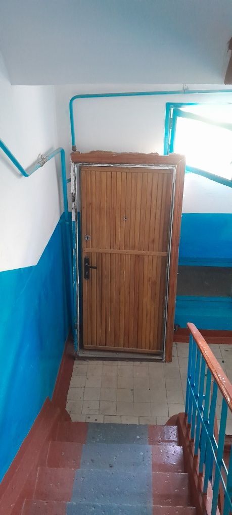 Продам входную дверь.