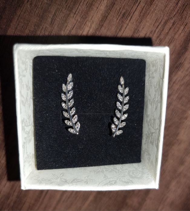 Сребърни обеци тип фиби по дължината на ухото с камъни