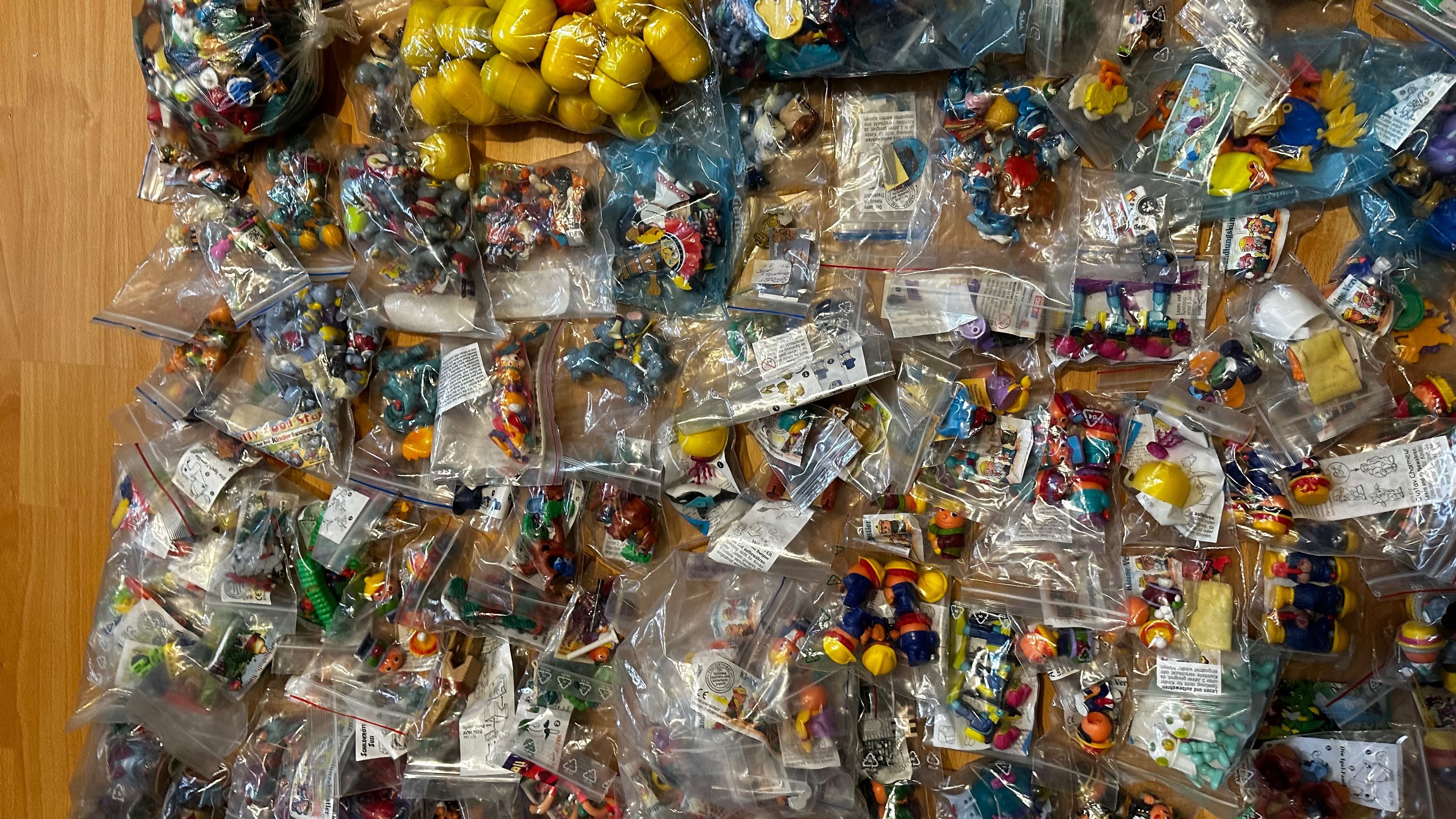 700+ Figurine Kinder Surprise Lot de peste 700 bucati sunt si dubluri