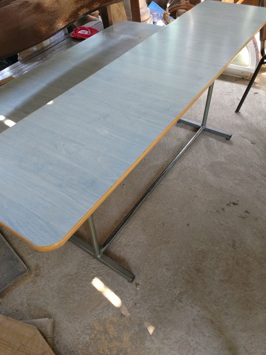 Masa solida cu șasiu metal