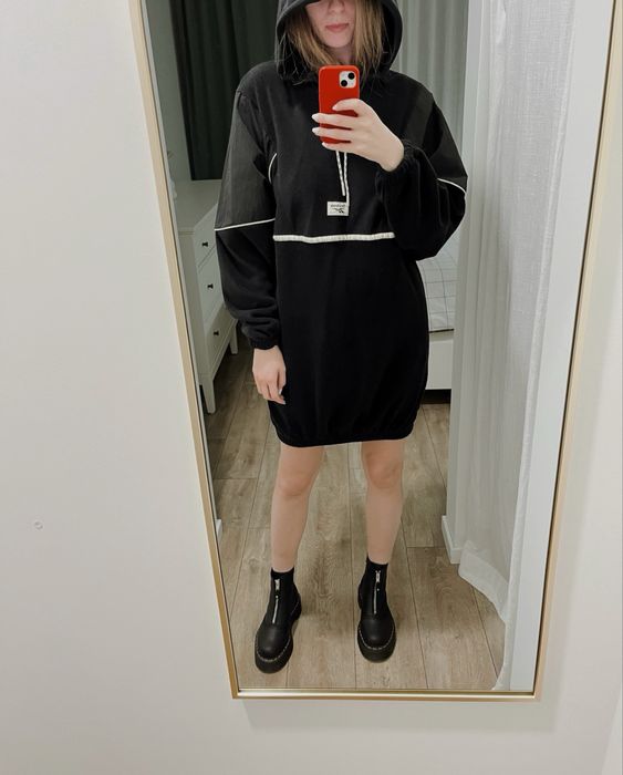 Рокля Reebok с дълъг ръкав