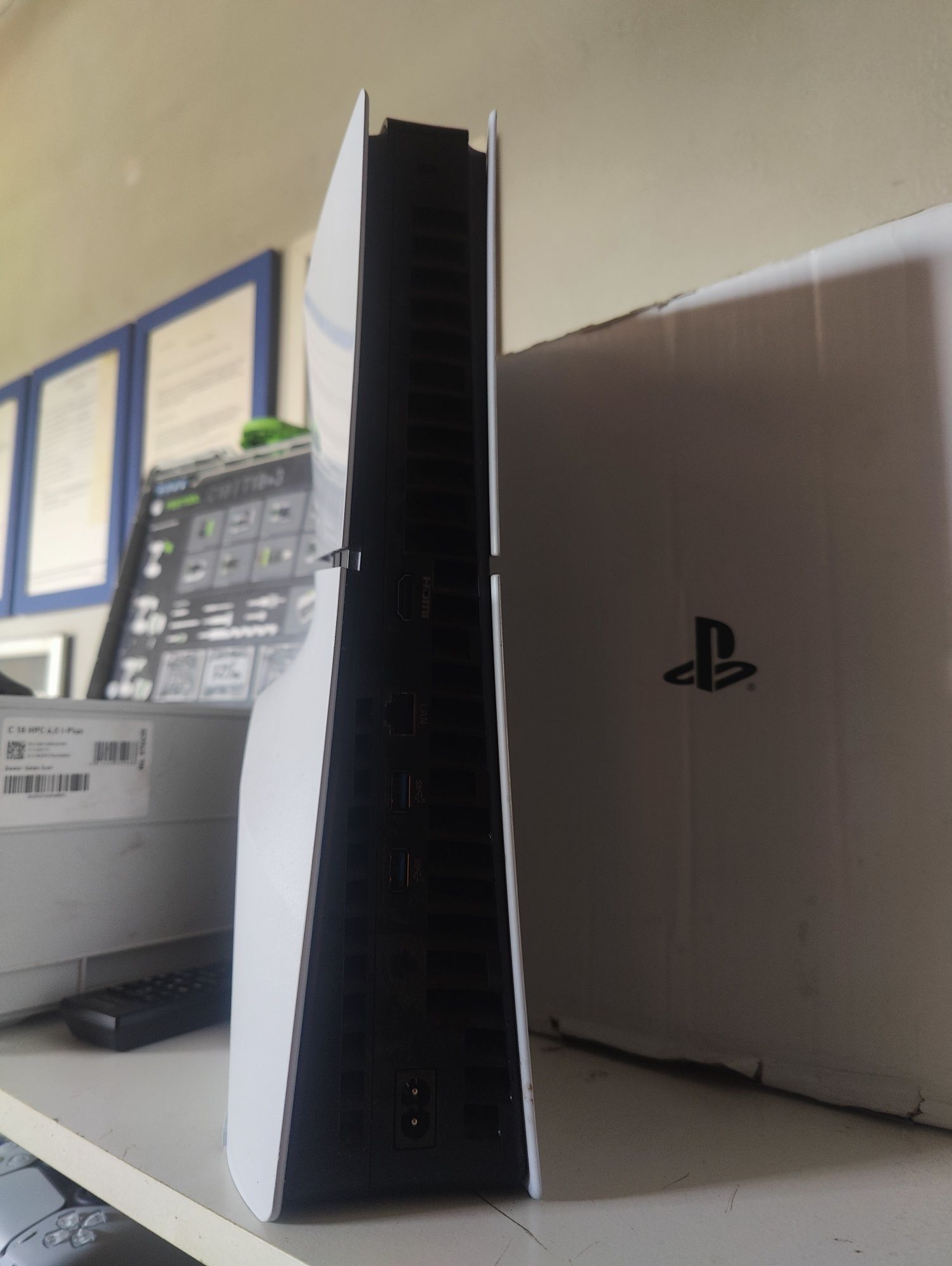 Sony Playstation 5 slim 2 контролера
+1 Контролер
+2 игри