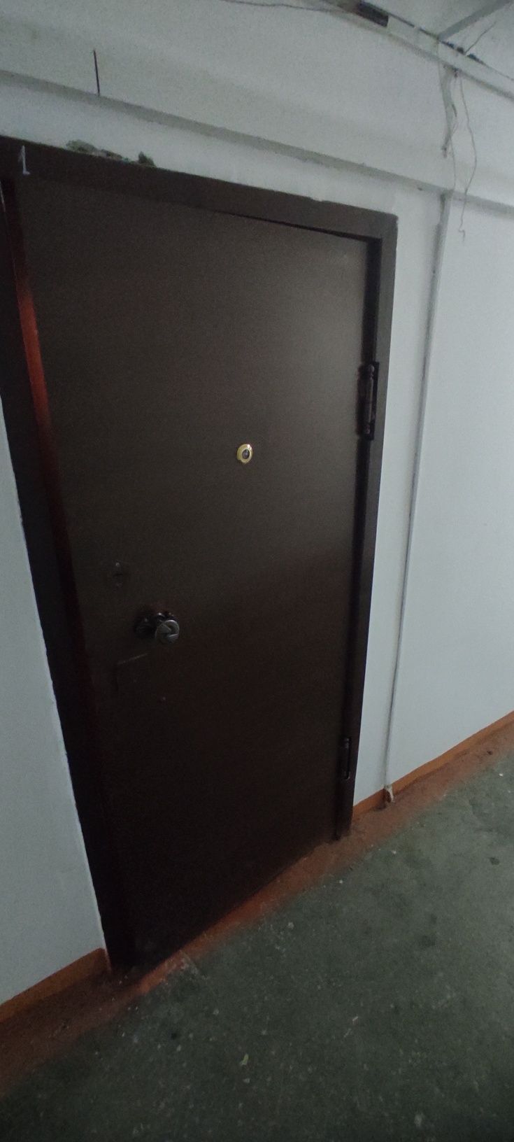 Входная дверь из толстого металла, меньше стандартного размера