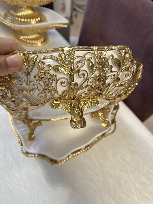 Фарфоровая посуда на мельхиоровой подставке