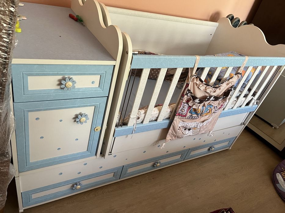 Детска кошара с люлеещ механизъм