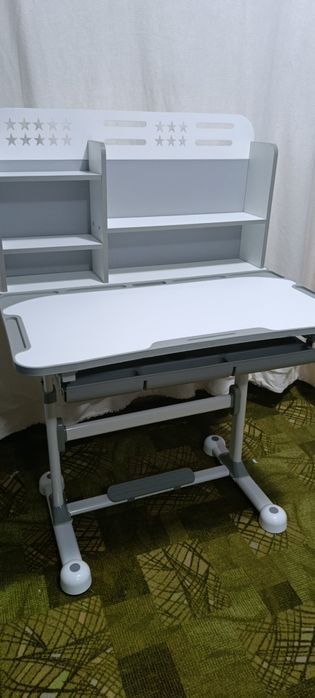 Продам детский письменный стол -45000