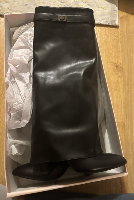 Високи ботуши с  ток