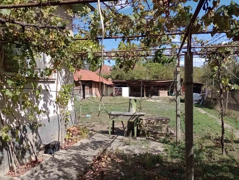 Къща на 100 км от София