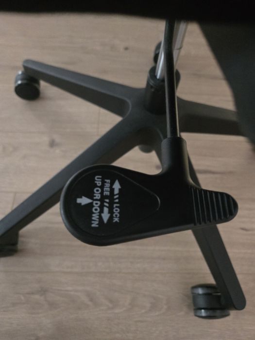 Scaun de birou ergonomic – ca nou, cu suport lombar și material textil