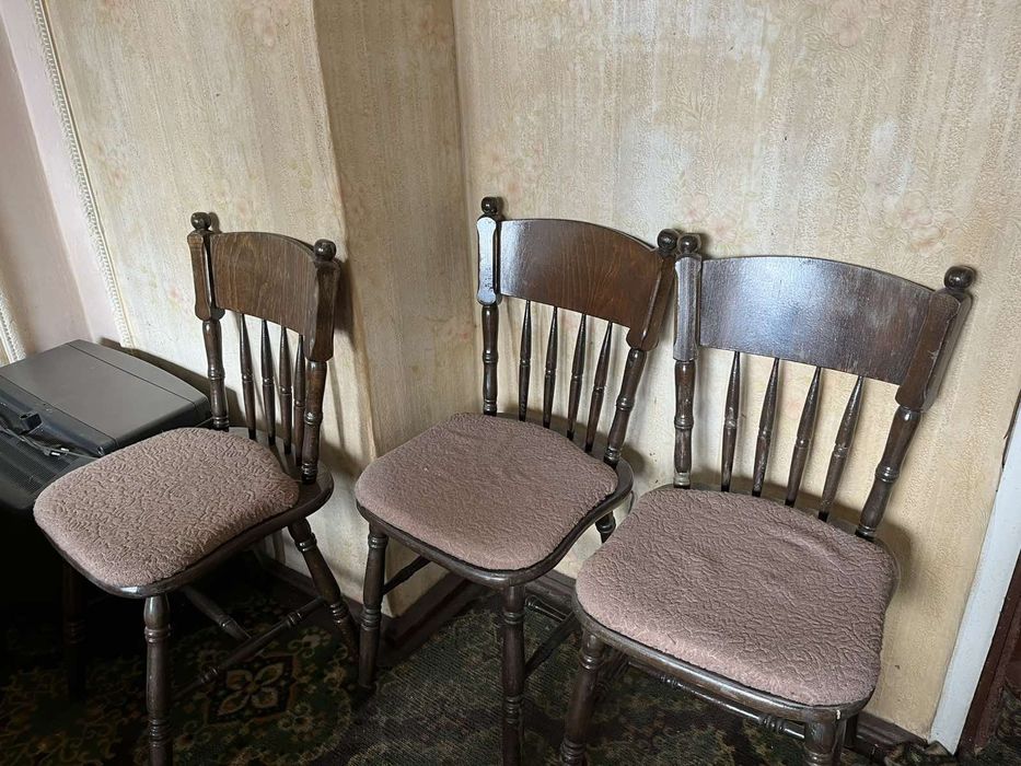 Мебели от дърво и  плоскости запазени