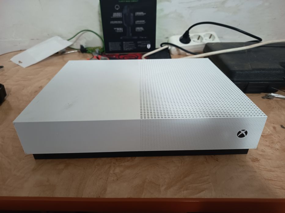 Xbox one s.     .
