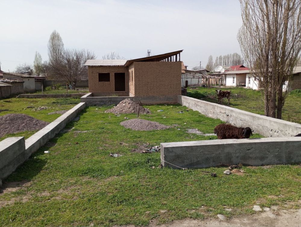 Hovli uchastka sotiladi