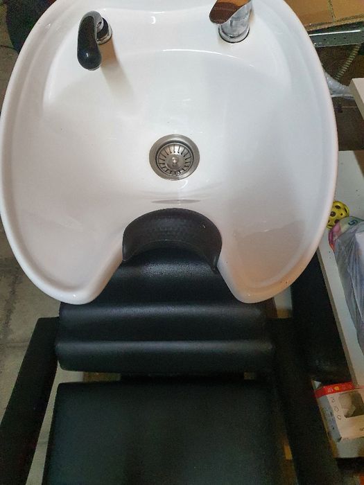 Измивна конзола за фризьорски салон.