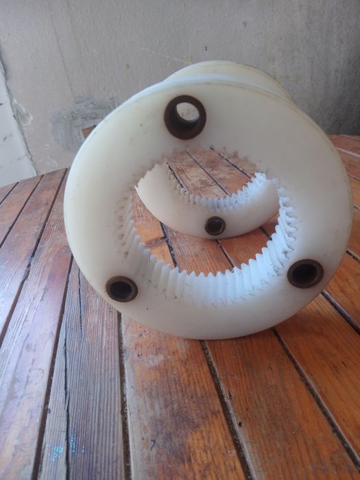 Продавам зъбни колела за валираща асфалтова машина