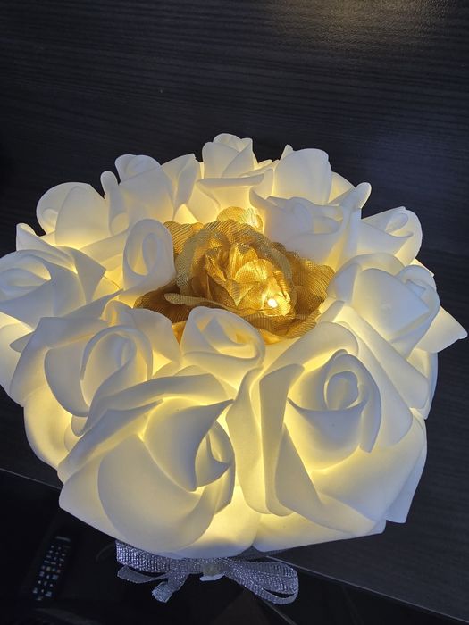 Подаръци с мъх , кашпи с рози