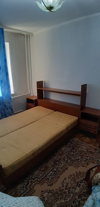 Продаётся двухспальная кровать ,две тумбочки и столик 40 000т