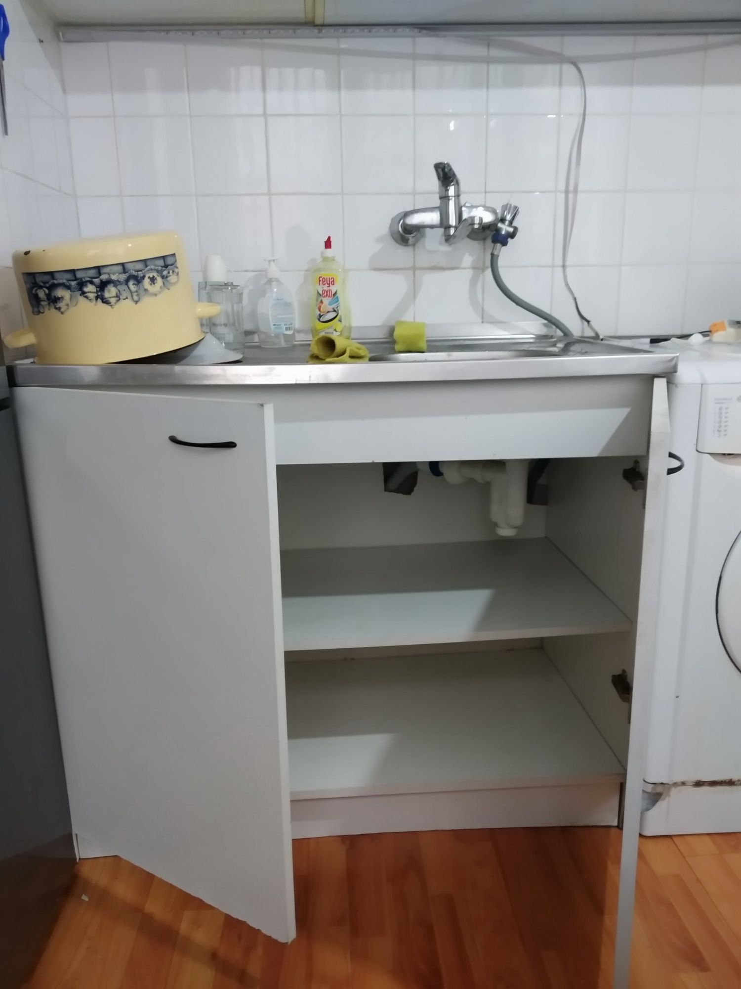 Шкаф с мивка, сифон и смесител