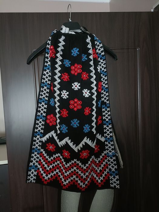 Vând costum popular