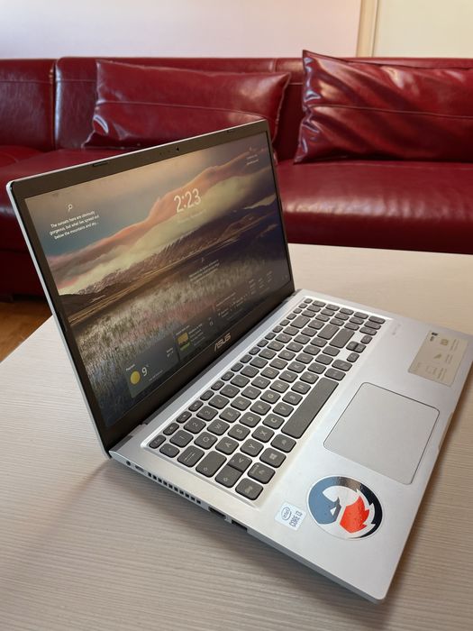 Asus Vivobook 15"7 Full HD , i3 , 8Gb DDR , 512 SSD