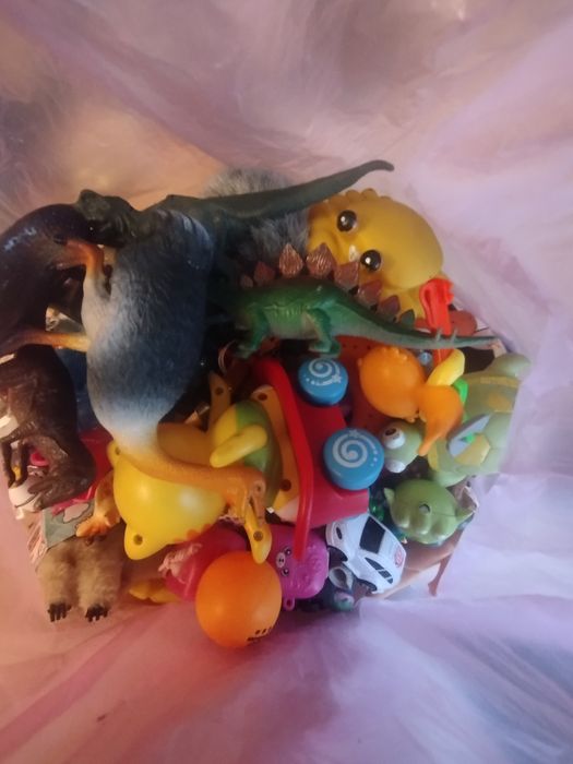 Пакет детских игрушек и настольная игра "пять в ряд"