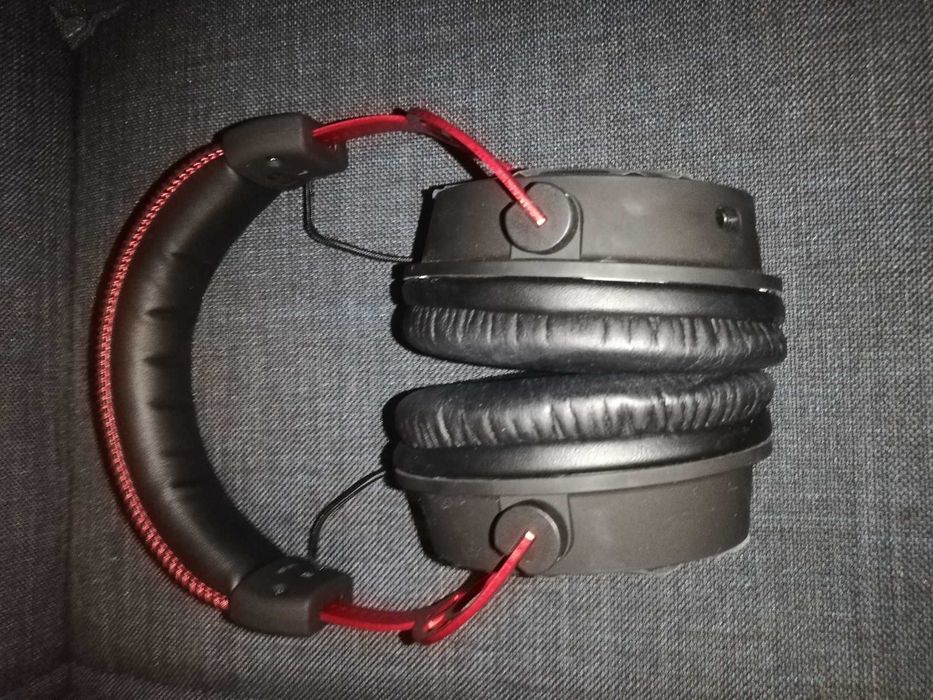 Casti gaming wireless HyperX Alpha Wireless noi la cutie
