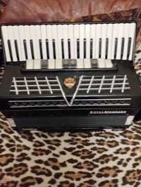 Vând acordeon Royal Standart