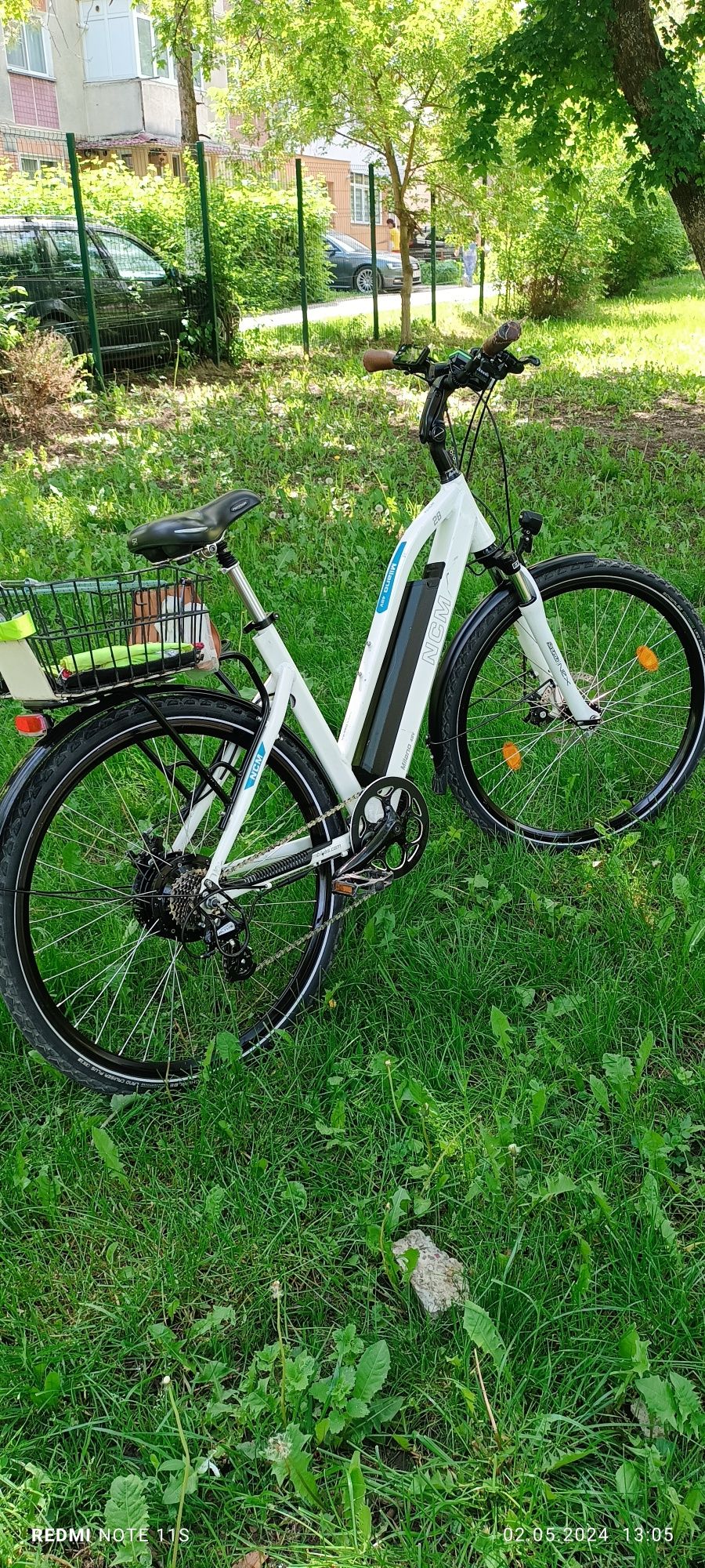 Vind 2 biciclete electrice cu incarcator si chei baterie.