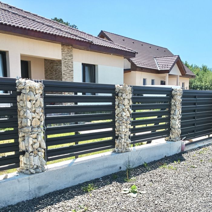 Construim la comanda dvs. garduri si porti din:
- panouri stil jaluzea