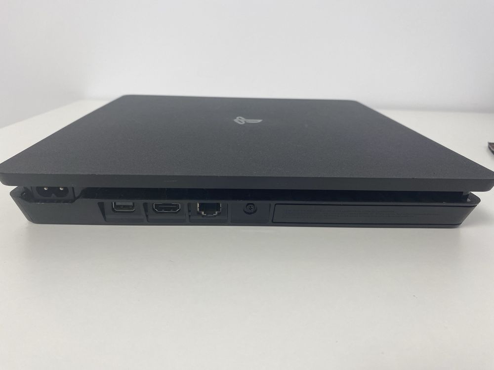Vând PS4 1TB spațiu de stocare