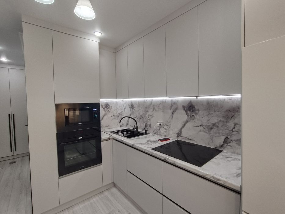 Специалисть  сборке и установке интерьеров