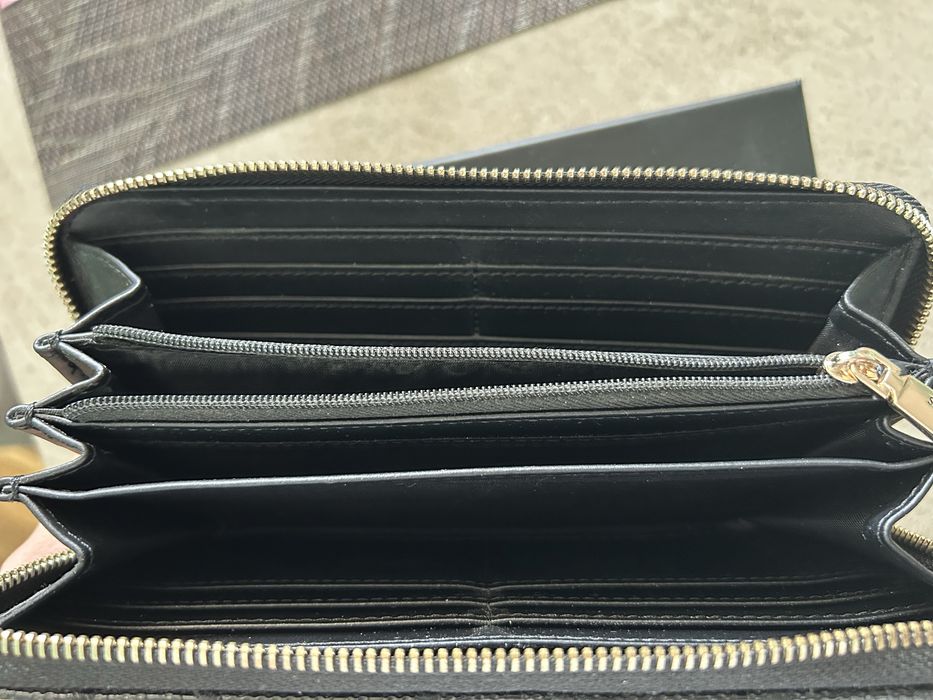 Портфейл Guess без забележки