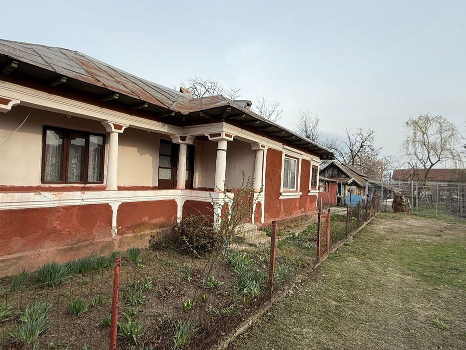 Vând casă bătranească 1269m²  URGENT