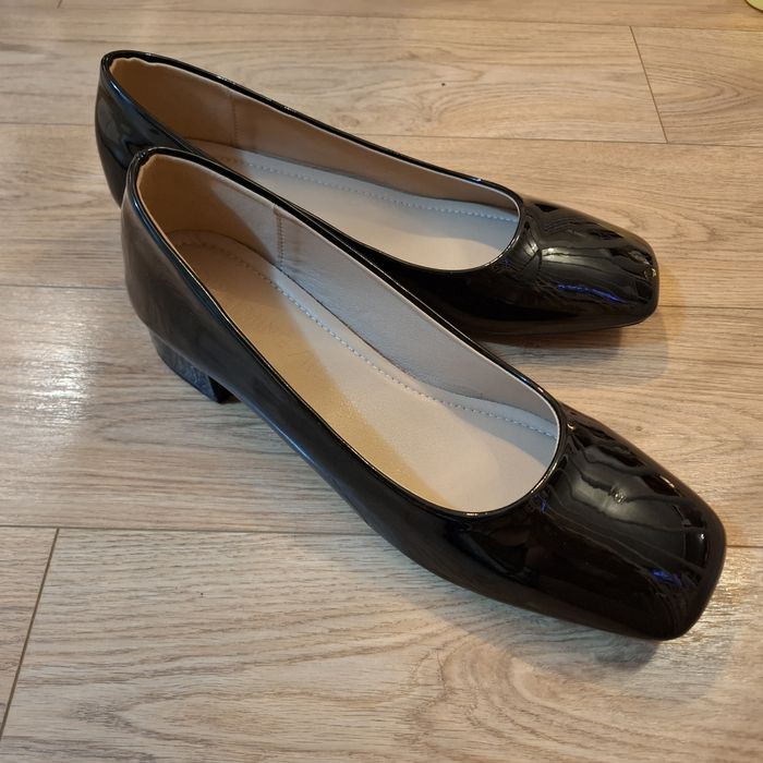 Дамски черни лачени обувки