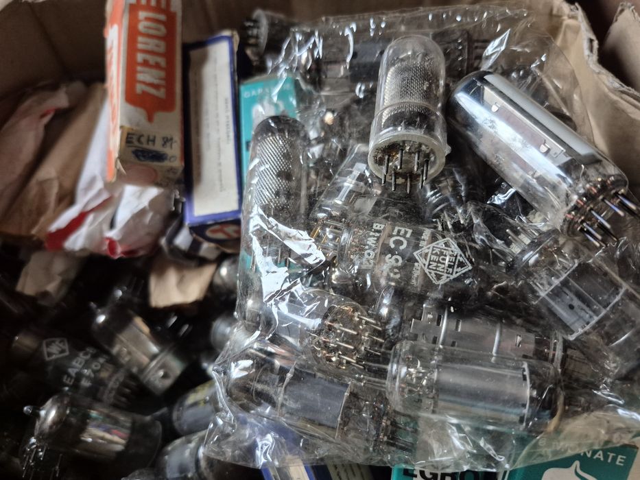 Vând Lot 150-200 Lampi,pentru radio din anii 1940-1970 o cutie full