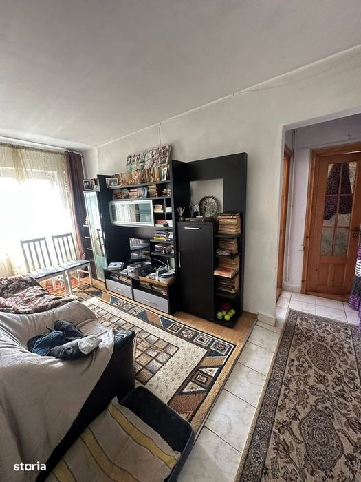 De vanzare apartament cu 4 camere,  etaj intermediar, 81.000 euro