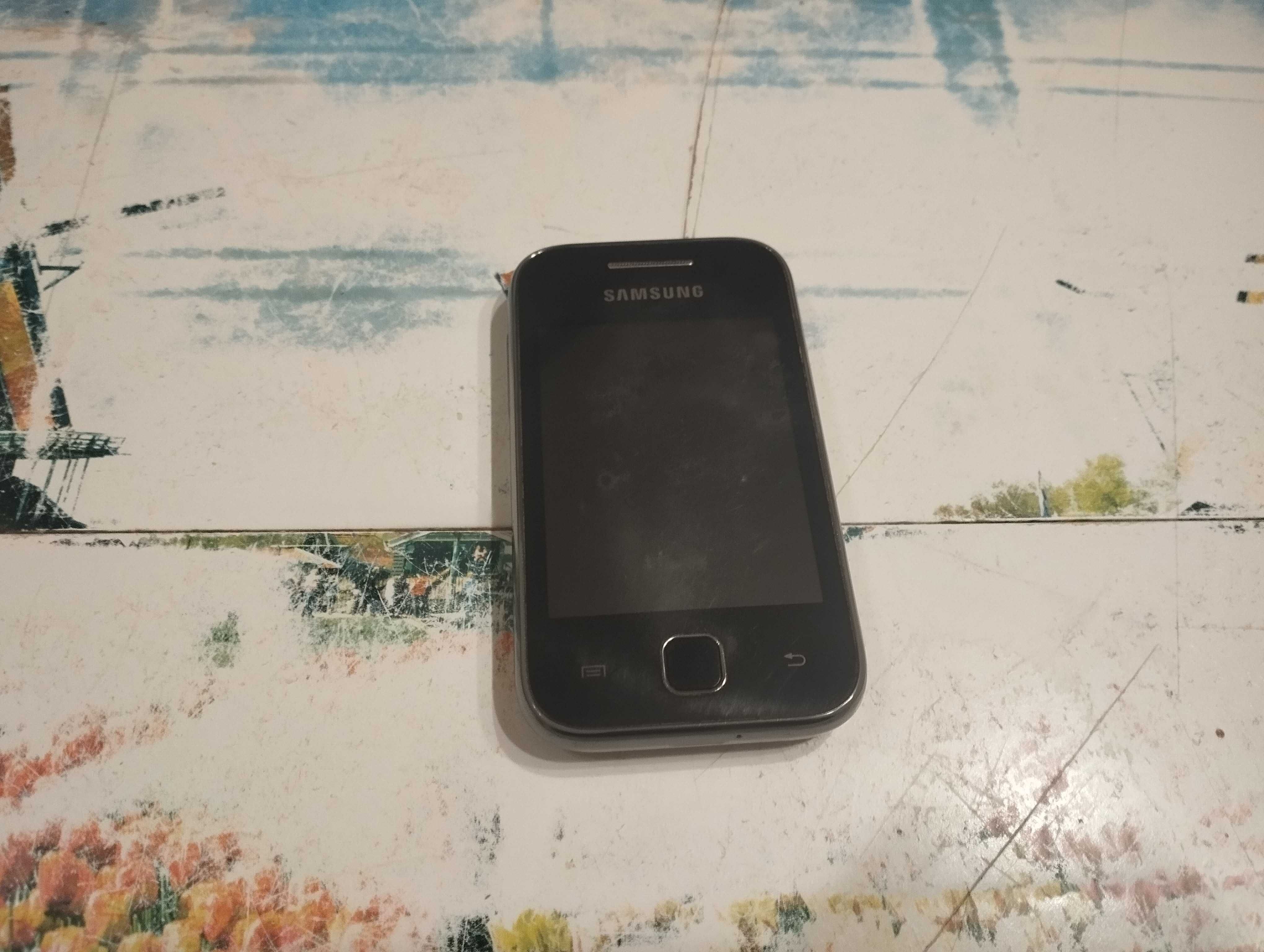 НЕРАБОТЕЩ Смартфон Samsung GT-S5360, за части или за колекционери.