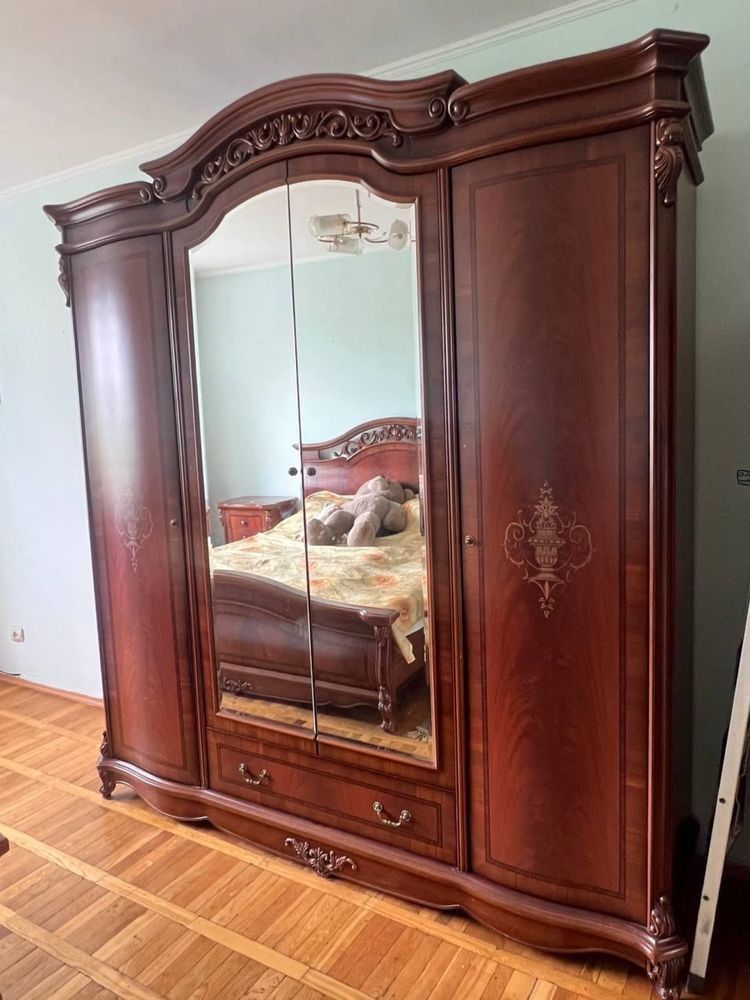 Продается спальный гарнитур из красного дерева