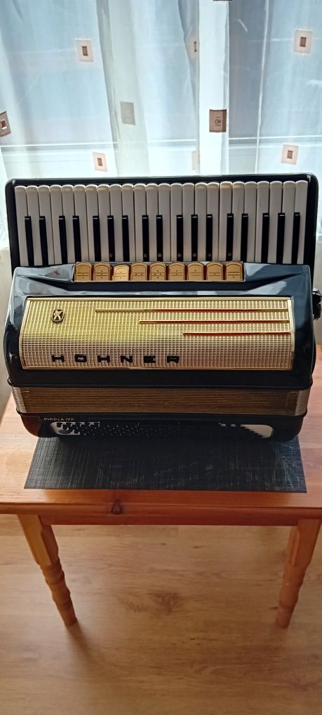 Vînd acordeon Hohner Pirola.