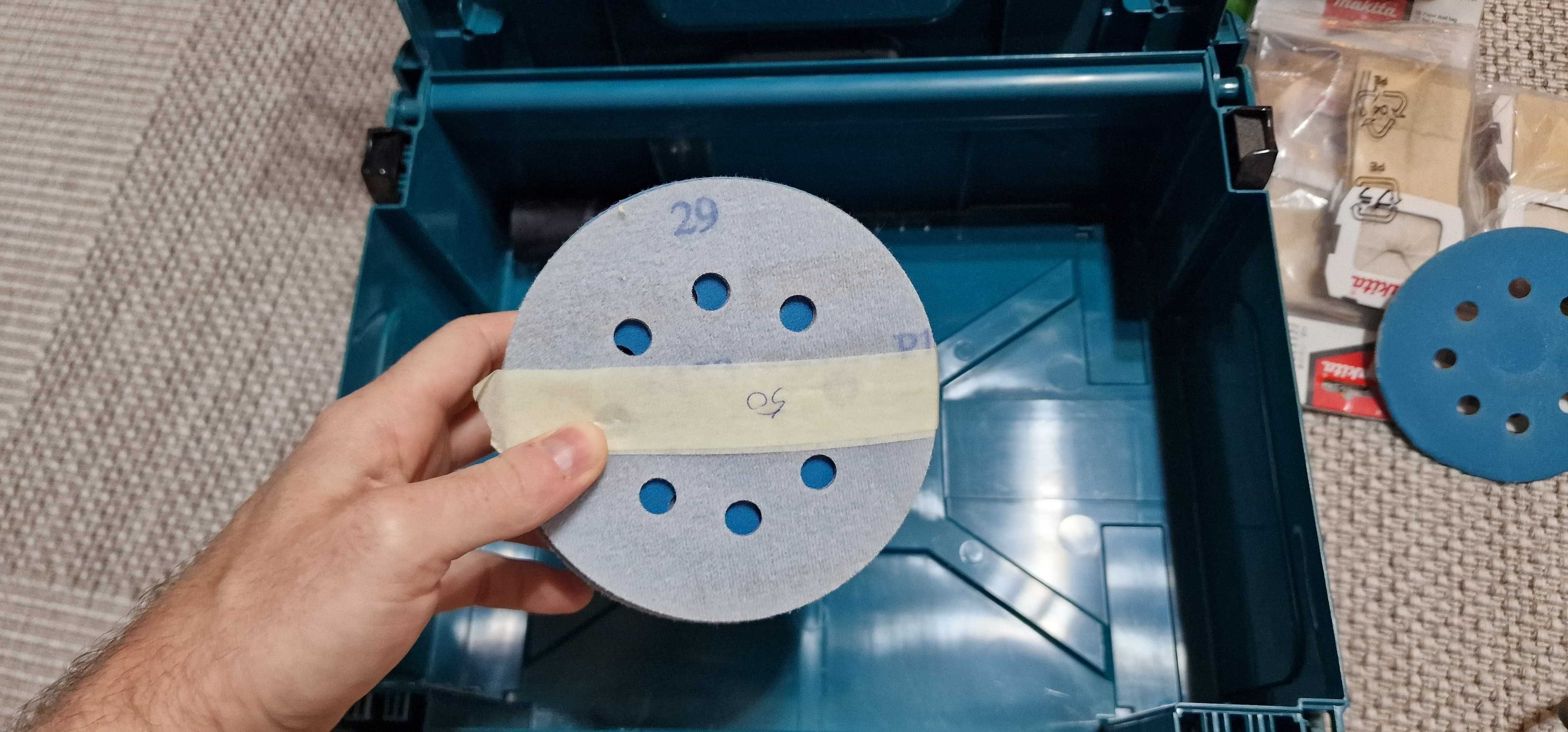 Makita BO5041, 300 W, 125 mm + Makita MAKPAC TIP2 + 50 discuri P150