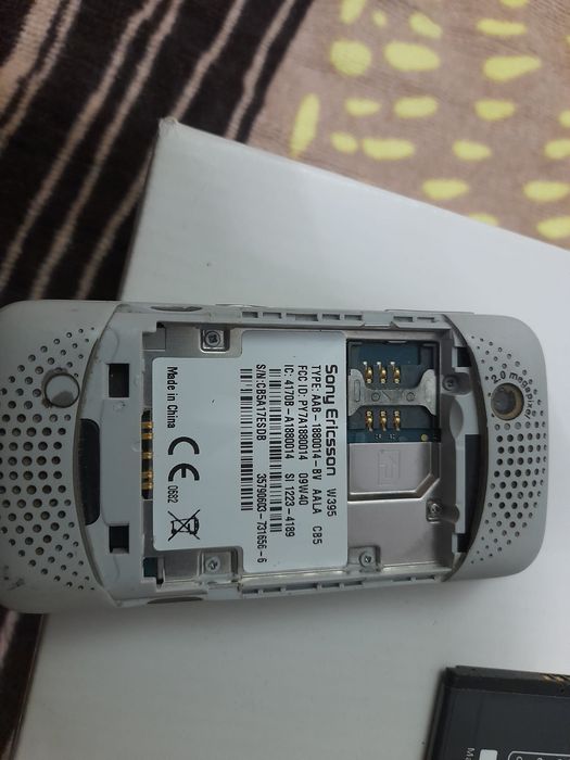 Telefon cu SIM standard Sony Ericsson W395 și Utok 500Q HD