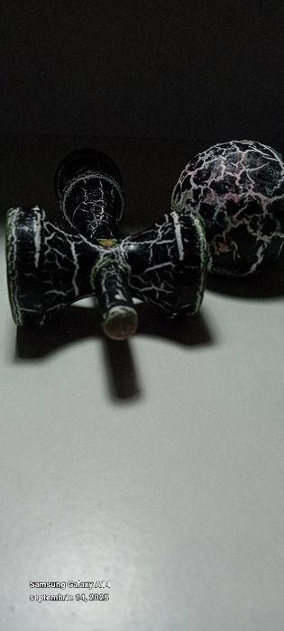 Kendama neagra cu dungi albe
