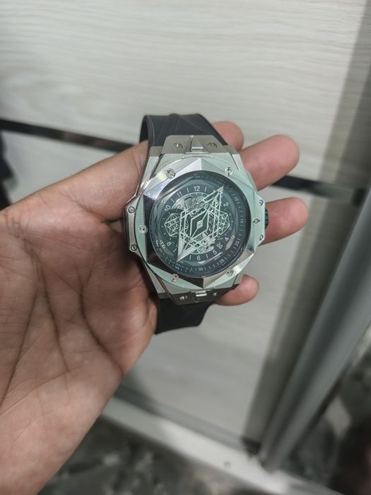 Soat Hublot batareyka korpus neyjavika rangi ocmidi

Icidiga xamma fun