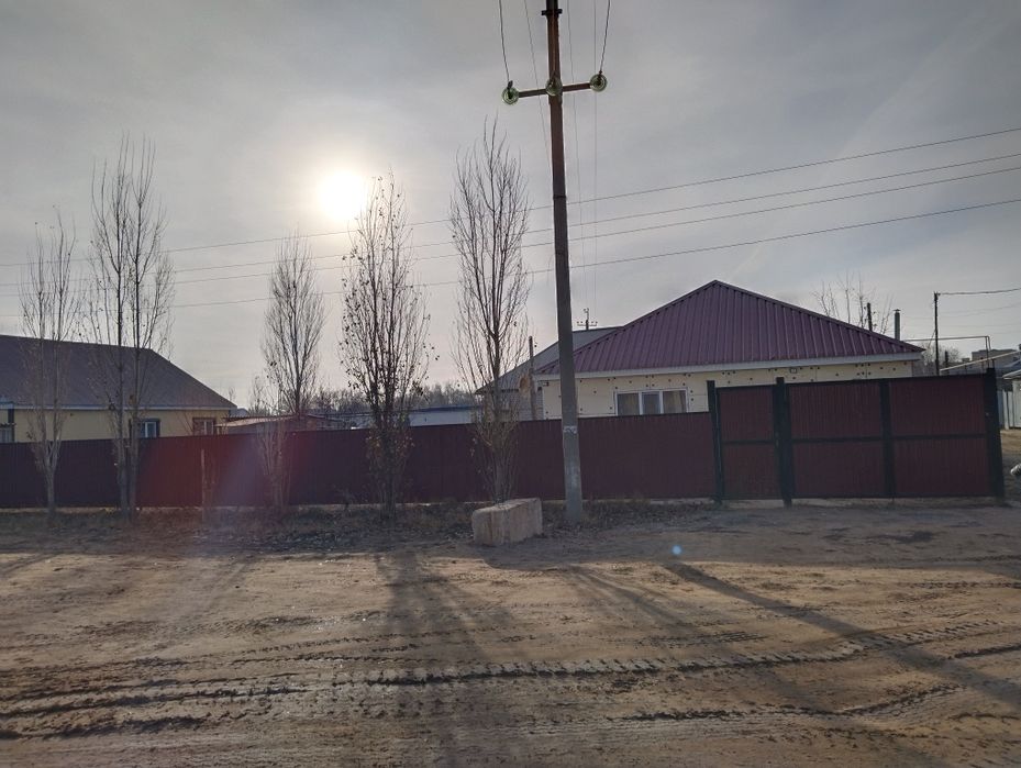 Продам дом на ГМЗ, с ИЖС.  Вода: Акбулак.  Во дворе скважина и септик.